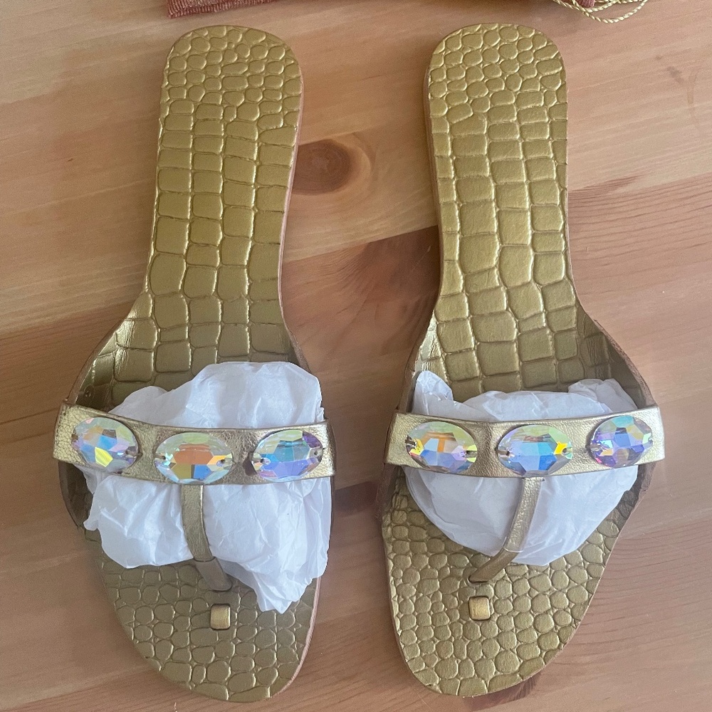 NEW Rare Amrita Singh Designer Genuine Leather Gold Sandals Jeweled Stones